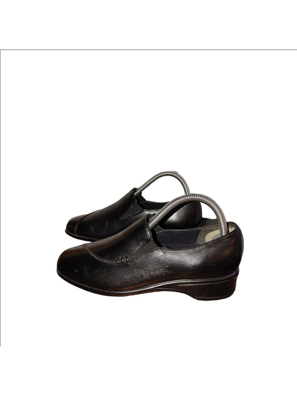 Munro Traveler Size 8